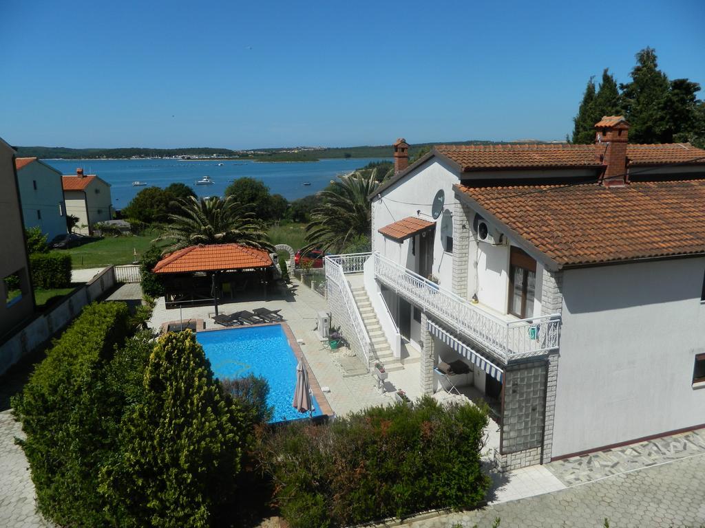 Apartments Vila Palma Medulin Exterior photo